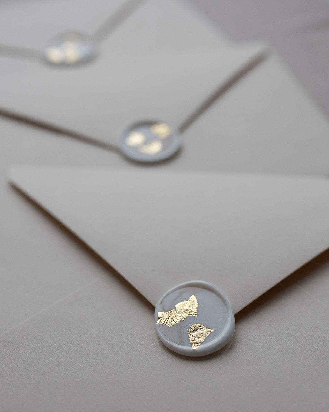 Add a luxury finish to your wedding invitations with a beautiful white was seal with gold leaf flakes embedded in the wax. Fancy Folk Design